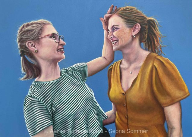 Ölporträt: Zwei Frauen lachen und interagieren fröhlich vor einem einfarbigen blauen Hintergrund. (Teil 1)
