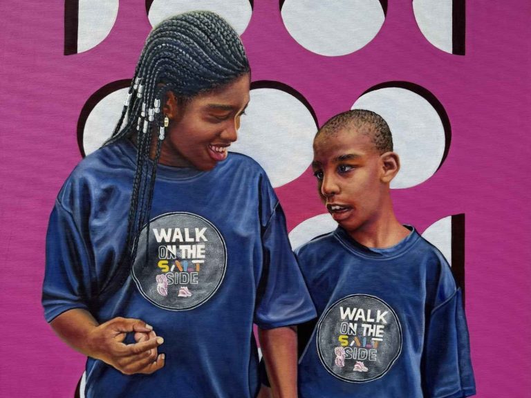Ölporträt: Zwei Kinder in blauen T-Shirts mit dem Aufdruck „WALK ON THE SALT SIDE“ stehen nebeneinander.