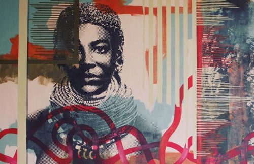 Porträt einer afrikanischen Frau mit kunstvollen Halsketten vor einem bunten, abstrakten Hintergrund.