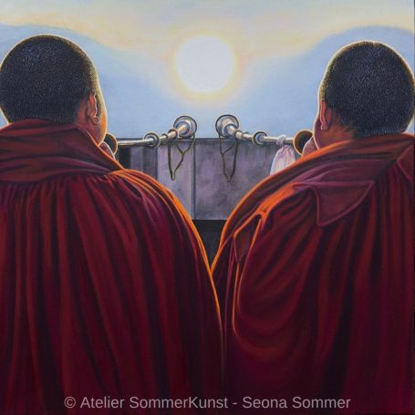 Where Light Meets Sound III – Into the Light, Öl auf Leinwand, 70 x 70 cm Ölgemälde: Zwei buddhistische Mönche spielen vor der zwischen den Bergen aufgehenden Sonne auf einem Blasinstrument