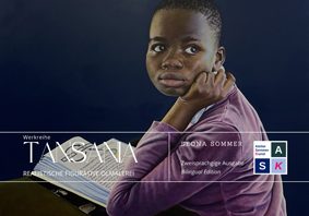 Katalog-Cover "Tansania": Eine Schülerin in Tansania sitzt an einem Tisch mit einem Buch.