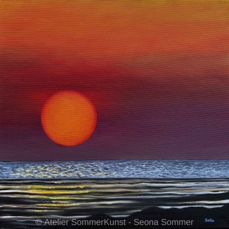 Sonnenuntergang über dem Meer mit orangefarbenem Himmel und funkelnden Wellen.