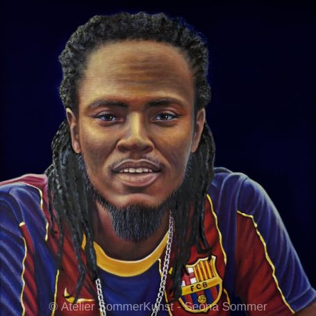 Ölporträt eines Mannes mit Dreads, trägt ein Barcelona-Trikot und lächelt.