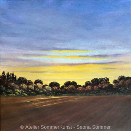 Landschaft mit sanften Hügeln, Bäumen und einem dramatischen Abendhimmel in Gelb- und Blautönen.