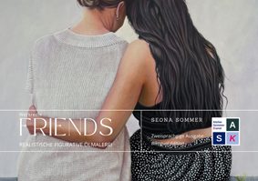 Katalog-Cover "Friends": Zwei Freundinnen halten sich im Arm, ihr Rücken ist dem Betrachter zugewandt.