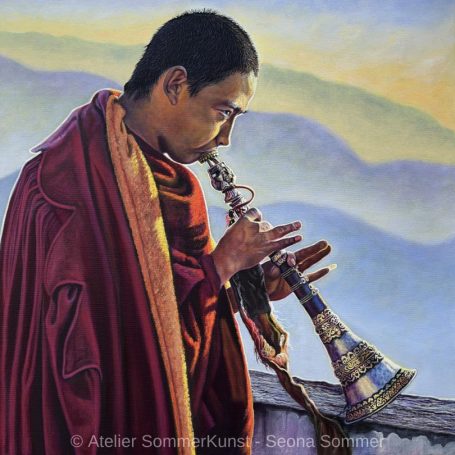 Where Light Meets Sound I, Öl auf Leinwand, 70 x 70 cm Ölgemälde: Ein buddhistischer Mönch spielt vor einem Bergpanorama auf einer Flöte