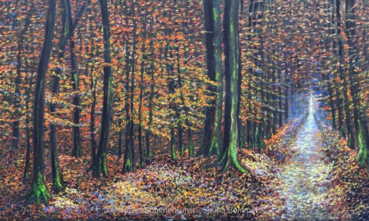 Herbstlicher Waldweg mit buntem Laub und sanftem Lichtstrahl in der Ferne.
