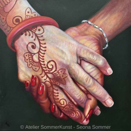 Ölgemälde: Zwei Hände mit Henna-Tattoo und Armbändern, die sich liebevoll halten.