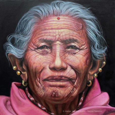 Ölporträt einer älteren indischen Frau mit grauen Haaren und traditionellem Schmuck, lächelnd.