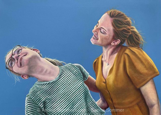 Ölporträt: Zwei Frauen lachen und interagieren fröhlich vor einem einfarbigen blauen Hintergrund. (Teil 3)
