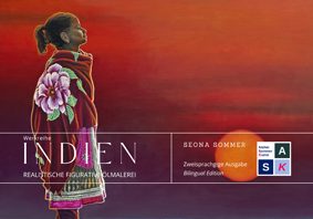 Katalog-Cover "Indien": Ein Mädchen in traditioneller Kleidung steht vor einem roten Sonnenuntergang.