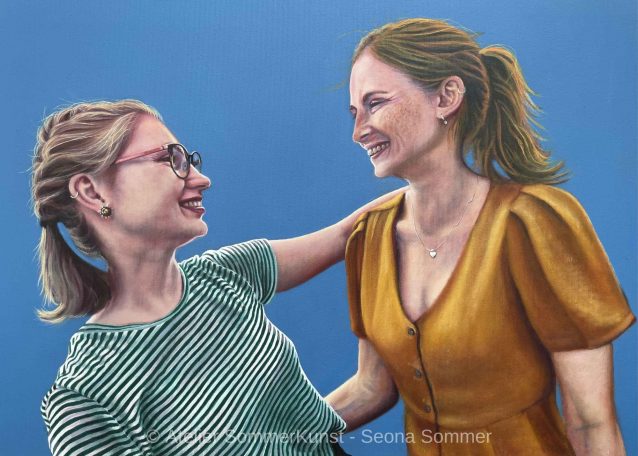 Ölporträt: Zwei Frauen lachen und interagieren fröhlich vor einem einfarbigen blauen Hintergrund. (Teil 2)
