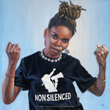 Ölporträt: Eine junge Frau in einem schwarzen T-Shirt mit der Aufschrift "NON SILENCED", die energisch posiert.