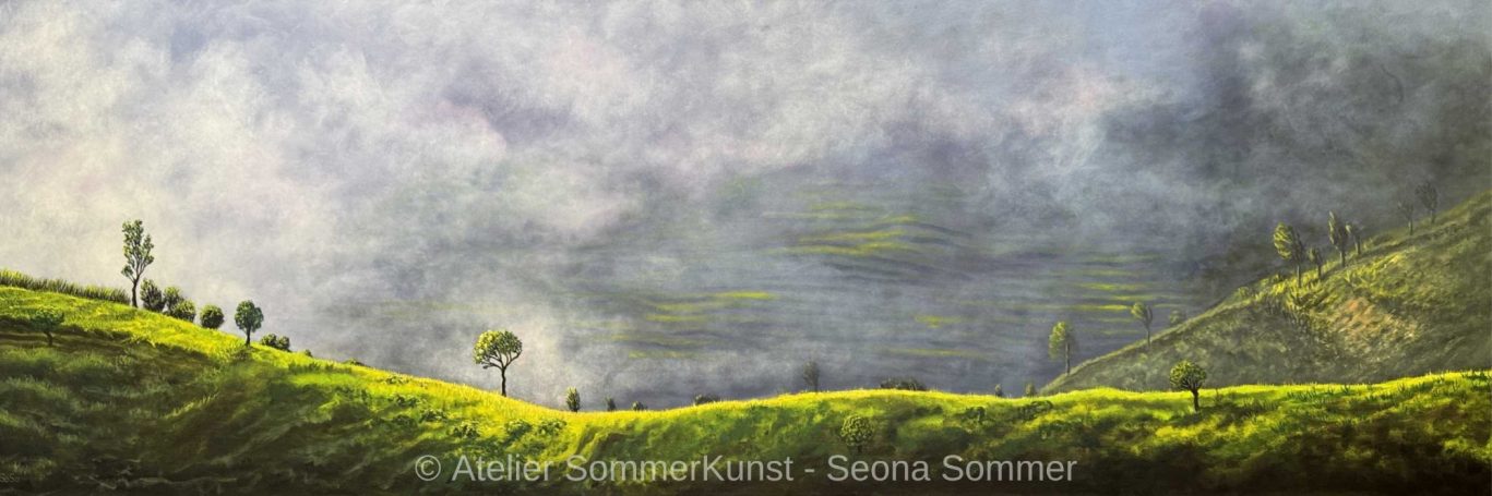 Grüne Hügel unter einem bewölkten Himmel mit vereinzelten Bäumen.