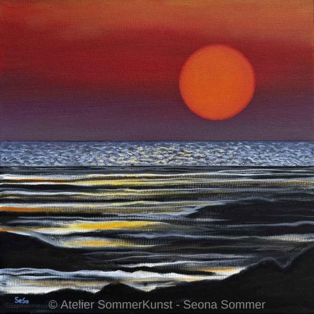 Sonnenuntergang über dem Meer, orangefarbener Himmel und glitzernde Wellen.