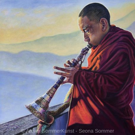 Where Light Meets Sound II, Öl auf Leinwand, 70 x 70 cm Ölgemälde: Ein buddhistischer Mönch spielt vor einem Bergpanorama auf einer Flöte