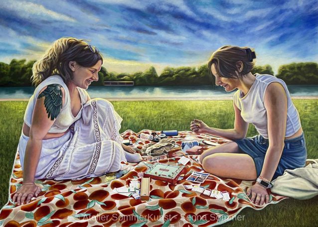 Ölporträt: Zwei junge Frauen sitzen auf einer Decke auf einer Wiese, während sie gemeinsam Monopoly spielen.