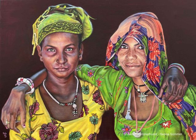 Ölporträt: Zwei indische Frauen in farbigen traditionellen Kleidern halten sich gegenseitig im Arm und schauen in die Augen des Betrachters