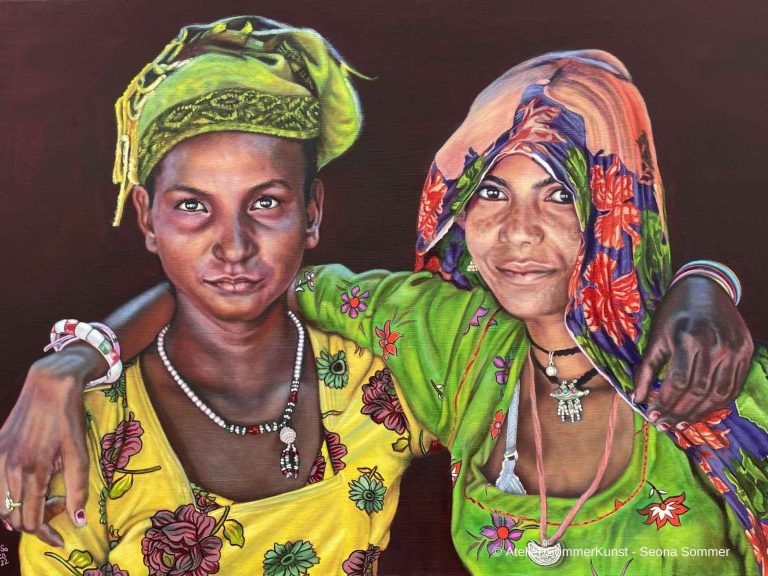 Ölporträt: Zwei indische Frauen in farbigen traditionellen Kleidern halten sich gegenseitig im Arm und schauen in die Augen des Betrachters